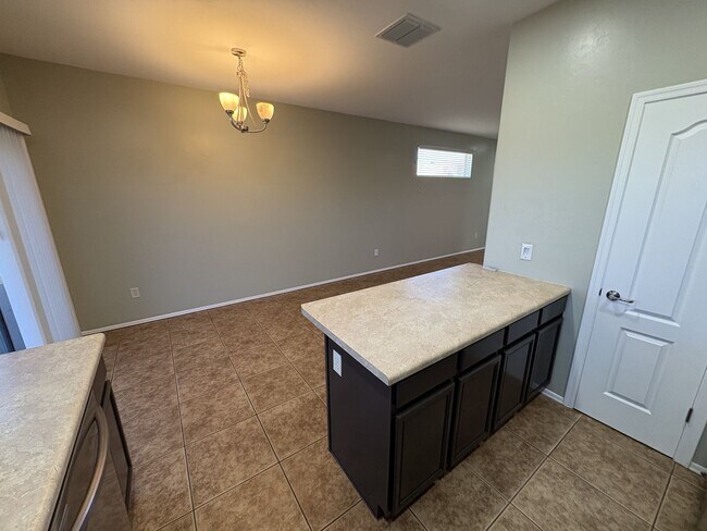 Building Photo - Move in ready Vail School District