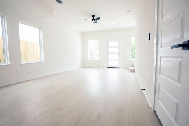 Building Photo - Modern Amenities. Urban Location. Sophisti...