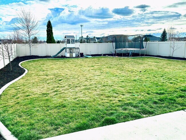 Building Photo - Welcome to this charming 3 bed 2.5 bath home just off Deer Flat and Linder Rd.