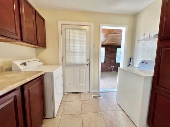 Building Photo - ADORABLE TWO BED IN HILLSIDE NEIGHBORHOOD!