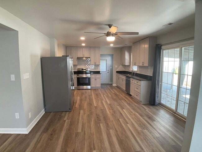 Building Photo - Modern Comfort and Convenience in the Heart of Durham