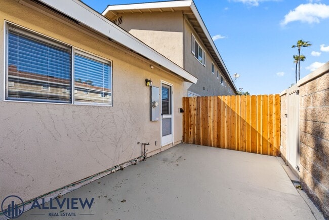 Building Photo - 1 Bed/1 Bath Available in Huntington Beach
