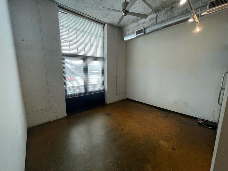Building Photo - 415 Oliver Hill Way