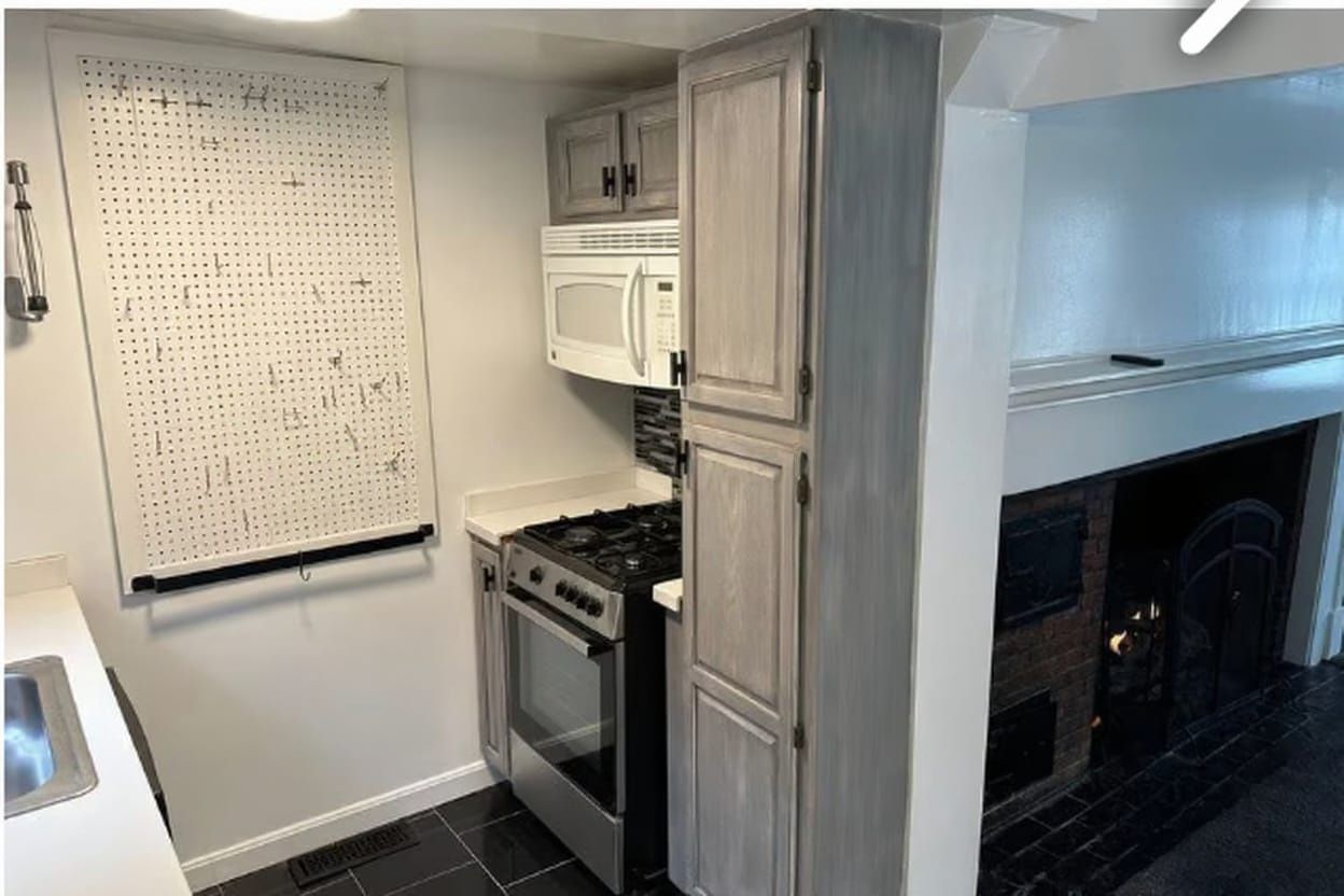 Chef's gas stove;; microwve - 167 Wilson St