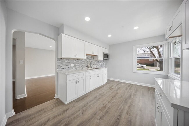 Building Photo - 7732 S Springfield Ave