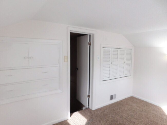 Building Photo - Spacious 3 bedroom/1 bath home in El Dorado!