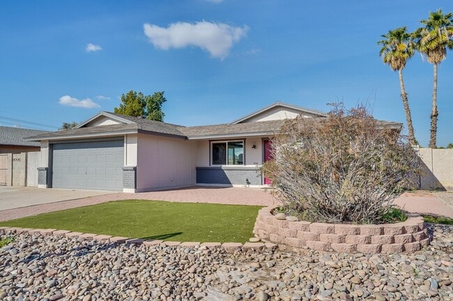 Building Photo - 1804 W Nopal Dr