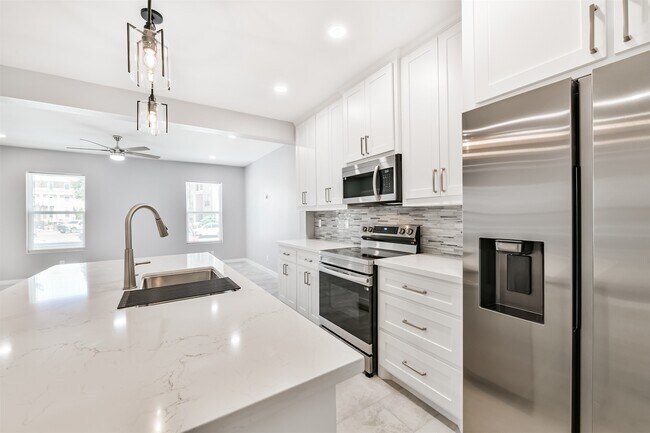 Building Photo - 4323 Ursuline St