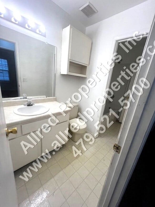 Building Photo - 2 Bedroom Duplex With NEW LVP Flooring In ...