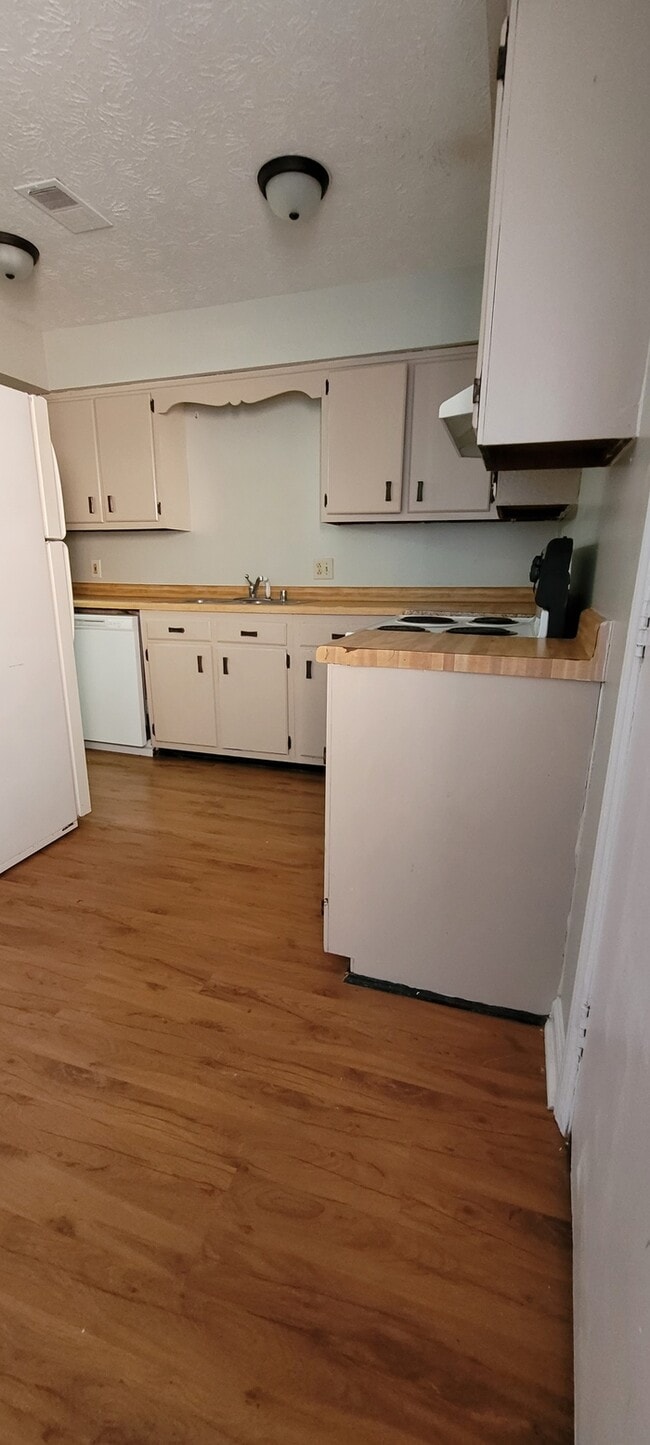 Building Photo - 2BR Duplex