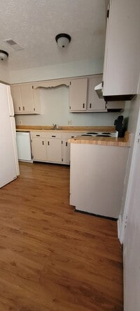 Building Photo - 2BR Duplex