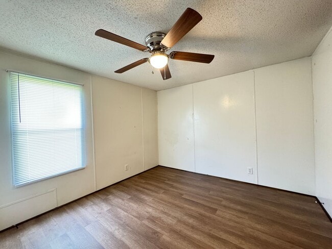 Building Photo - 3 Bedroom 2 Bath Mobile Home