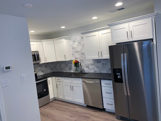 Kitchen - 932 E Washington St