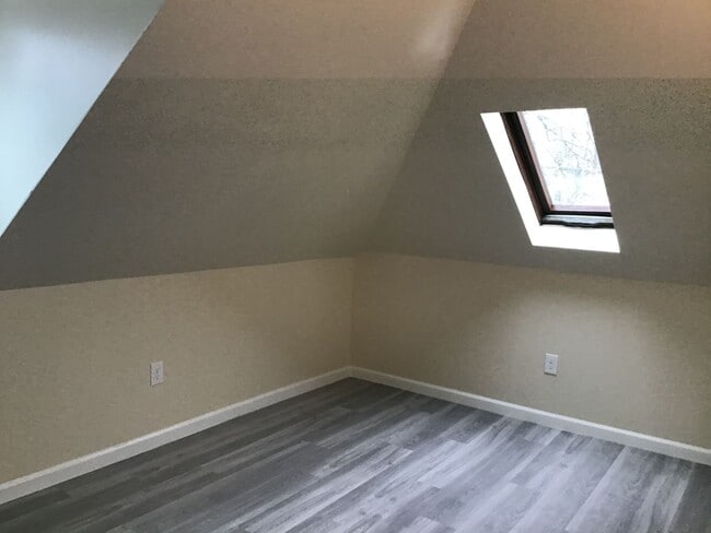 Building Photo - 4 Bedroom Single Family Home