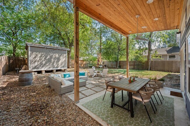 Building Photo - 1516 Broadmoor Dr