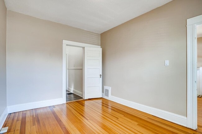 Building Photo - Charming 2 Bedroom in Cherry Creek- NEW AC UNIT! Fenced back space!