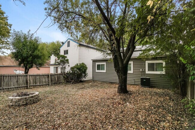 Building Photo - 10059 Birch Field Dr