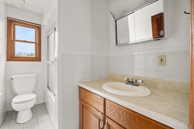 Building Photo - 576 Slade St