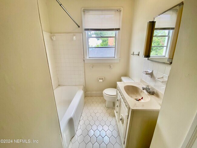 Building Photo - 1378 Ingleside Ave