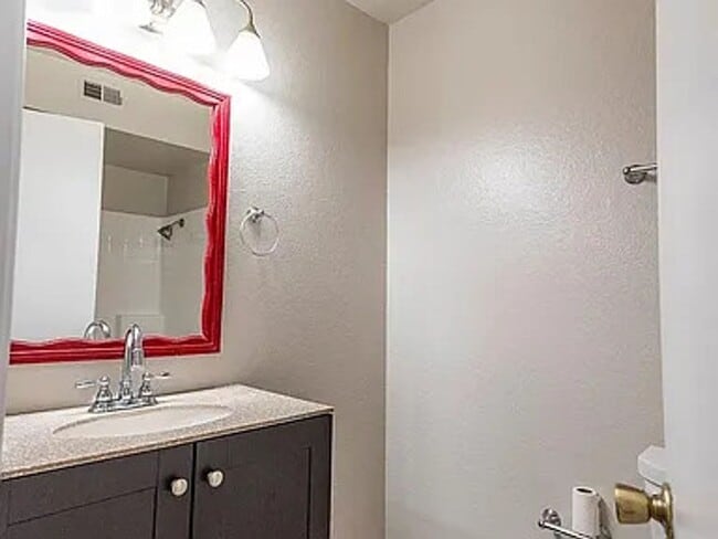 Building Photo - Spacious 3-Bed, 2-Bath upstairs Unit In a ...