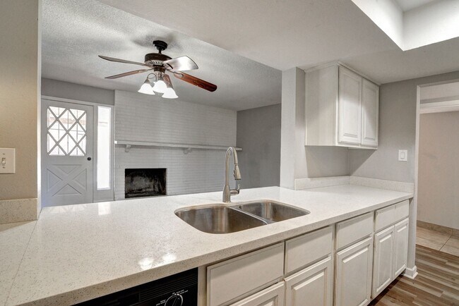 Building Photo - 5 Bed/3 Bath With Pool Backing the 60