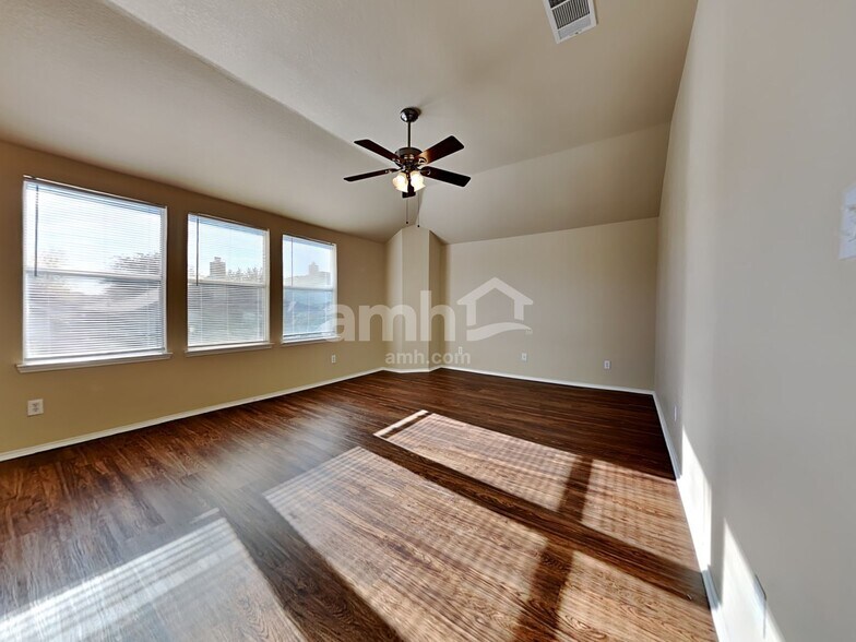 Building Photo - 421 Hackberry Dr