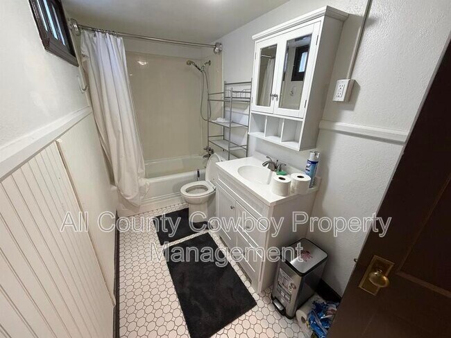 Building Photo - 365 N 6th St