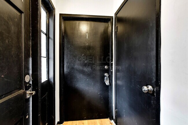 Building Photo - 2425 Lindsay Ave