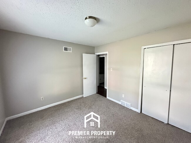 Building Photo - Move-In Ready 3BR Home in 38141 - Sunny Bay Window, Attached Garage & Fenced Yard