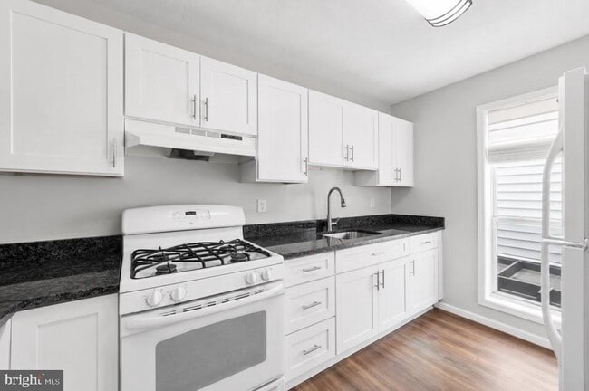 Building Photo - 10118 Oakton Terrace Rd