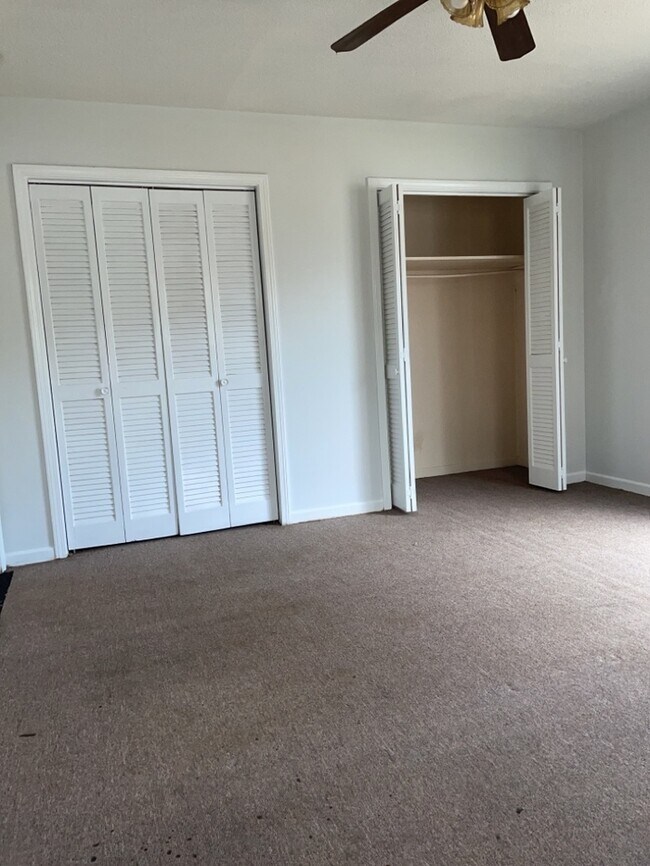 Building Photo - Broadway Lake Townhouse Style Apartment