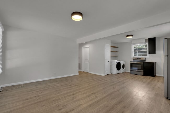 Building Photo - Renovated Duplex in Prime Walkable 12 South Location!