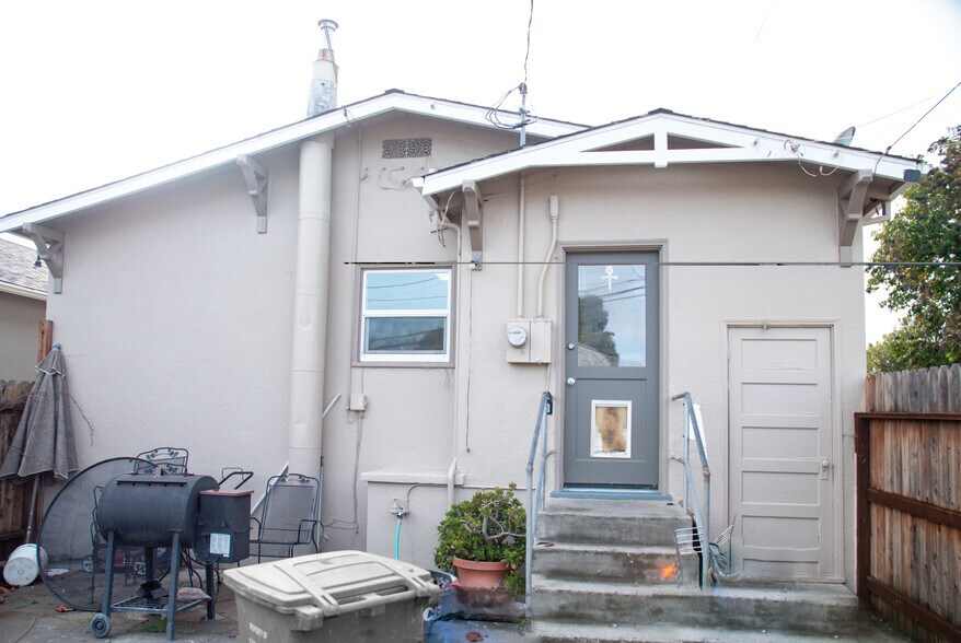 Building Photo - 420 Main St