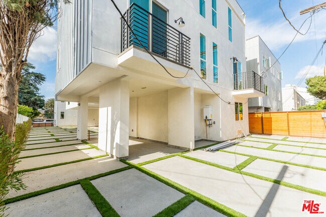 Building Photo - 1236 Beachwood Dr