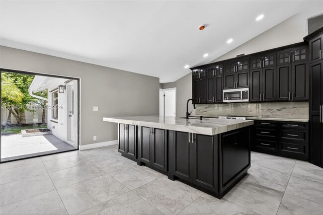 Building Photo - 9654 Sun Pointe Dr
