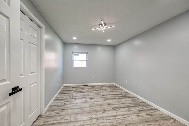 Building Photo - Grand Ave Duplex