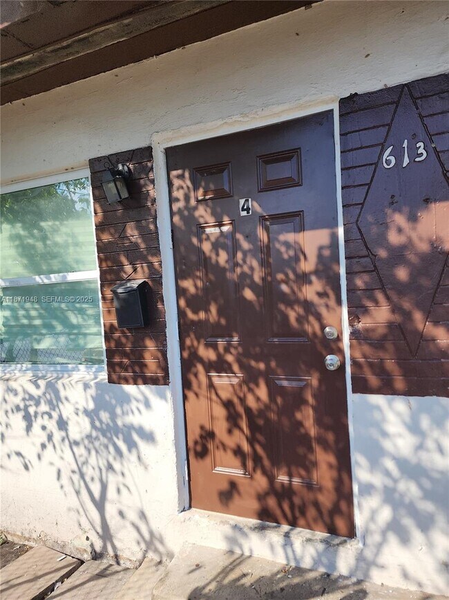 Building Photo - 613 NW 27th Ave