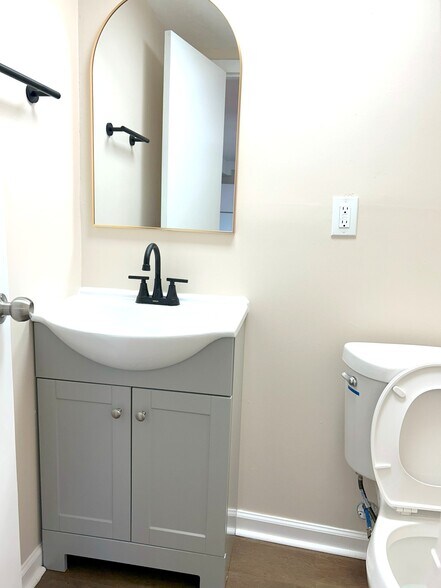 Building Photo - 107 S Buchanan St