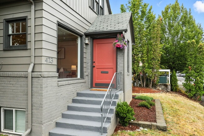 Building Photo - 423 NE 55th Ave