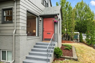 Building Photo - 423 NE 55th Ave