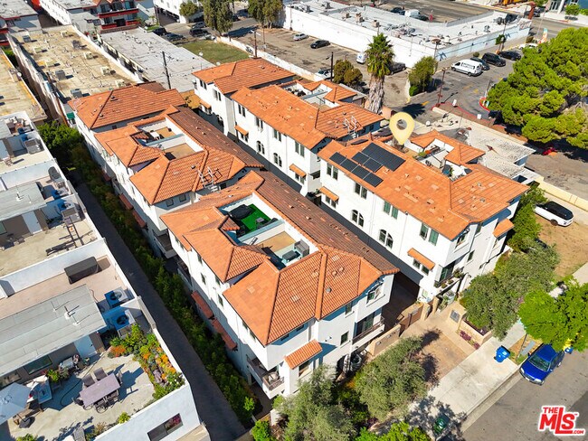 Building Photo - 5933 W Luna Park