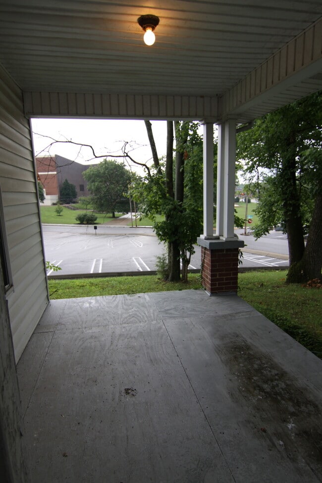 Building Photo - 2 Bedroom Home For Rent 1 Block From APSU!