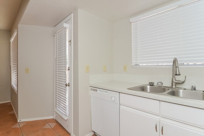 Building Photo - 108 Spinnaker Dr