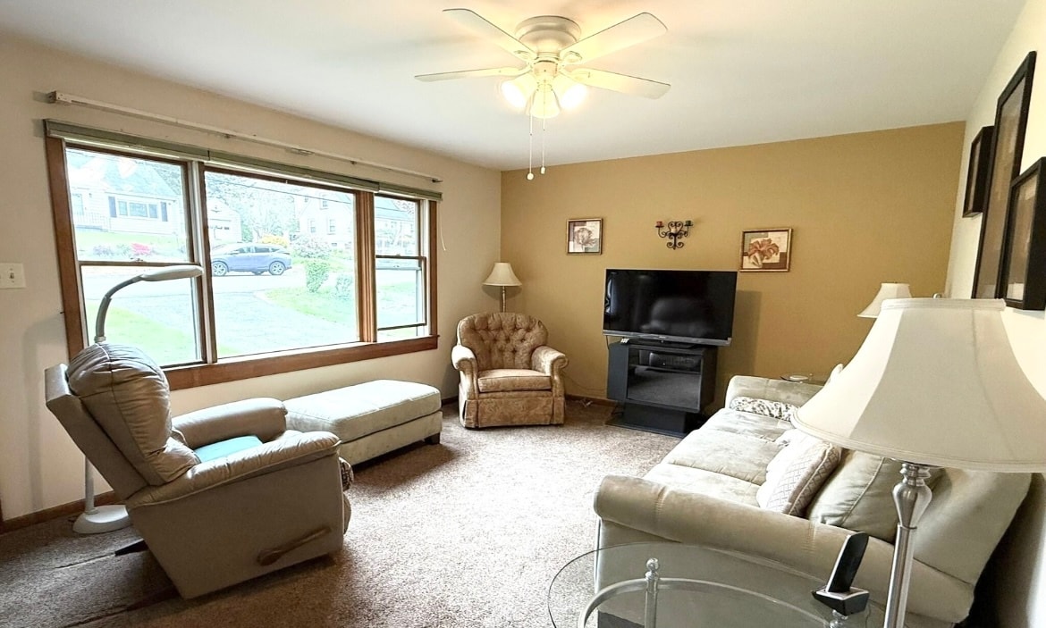 Living room set up ( old pics ) - 18 Ridgecrest Ave