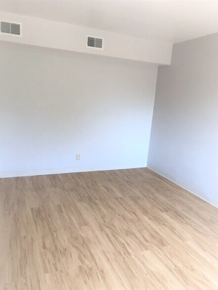 Building Photo - 5712 Phillips Ave