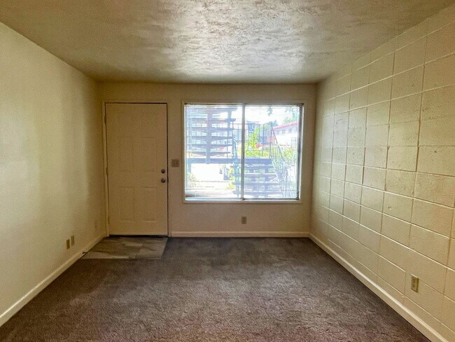Building Photo - (CAM 9)  Very Nice Large 1 bed Apt - Close to U of O