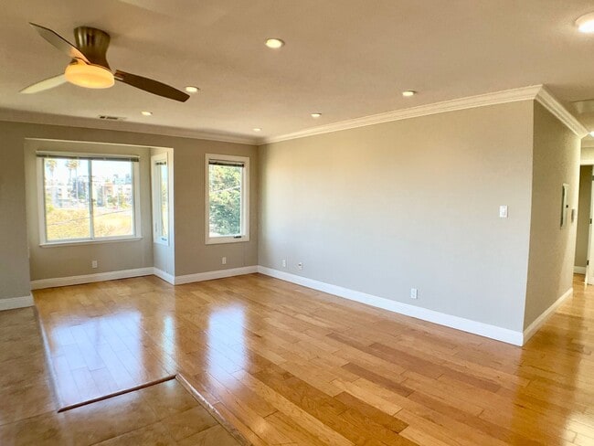 Building Photo - Updated TOP FLOOR 2BR/2BA FLAT! IN-UNIT LA...