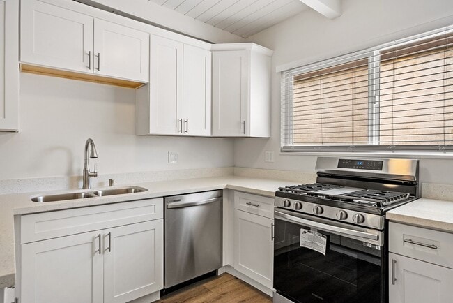 Primary Photo - Quiet Comfortable Upstairs 2 Bedroom 1 Bath Located close to Downtown