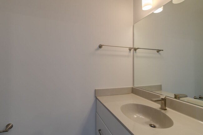 Building Photo - 1548 Simsbury St