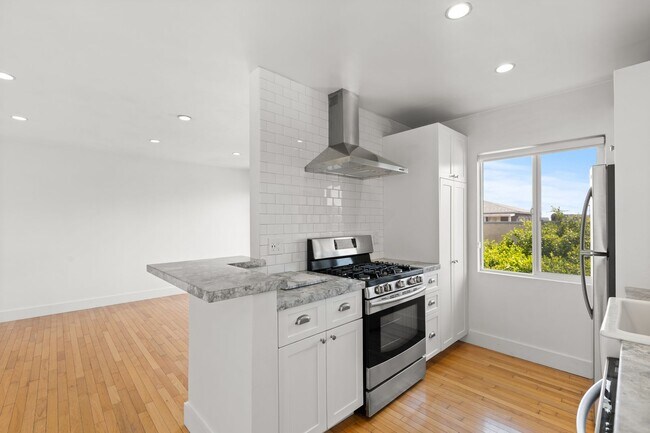 Building Photo - Beautifully updated 1 bed / 1 bath apartment in Echo Park is now available - Includes private par...